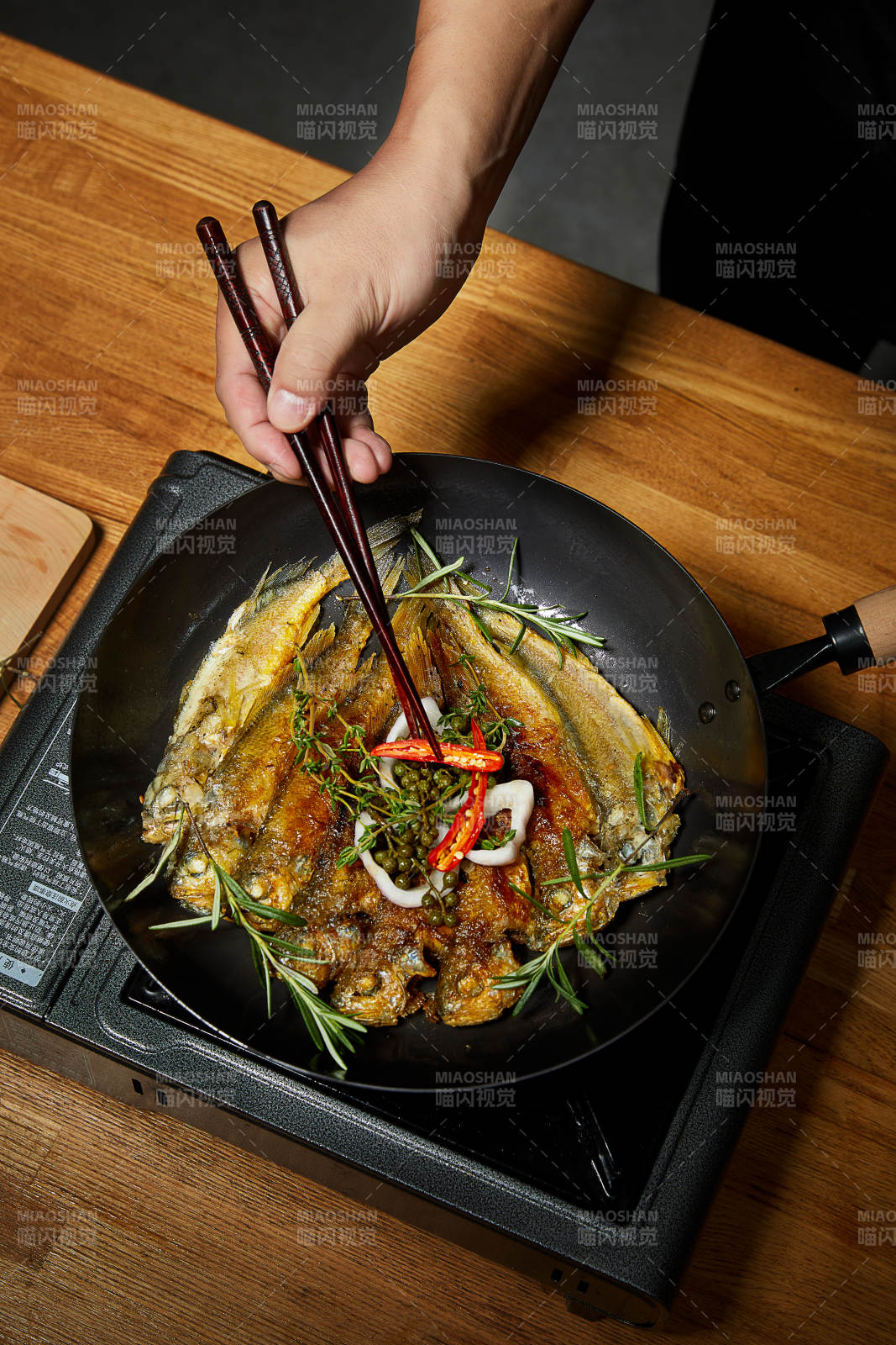 香煎小魚配香草辣椒