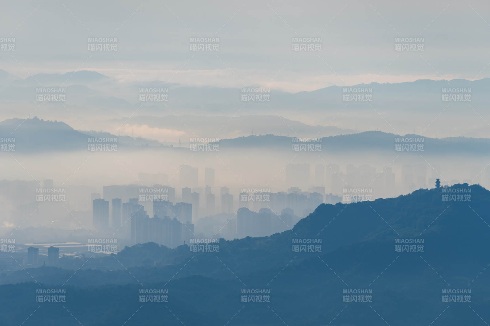 霧中城市與山巒