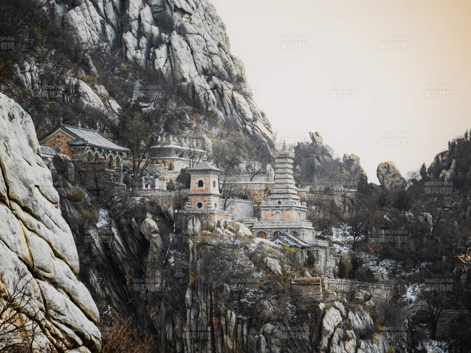 山間古塔與石屋群景