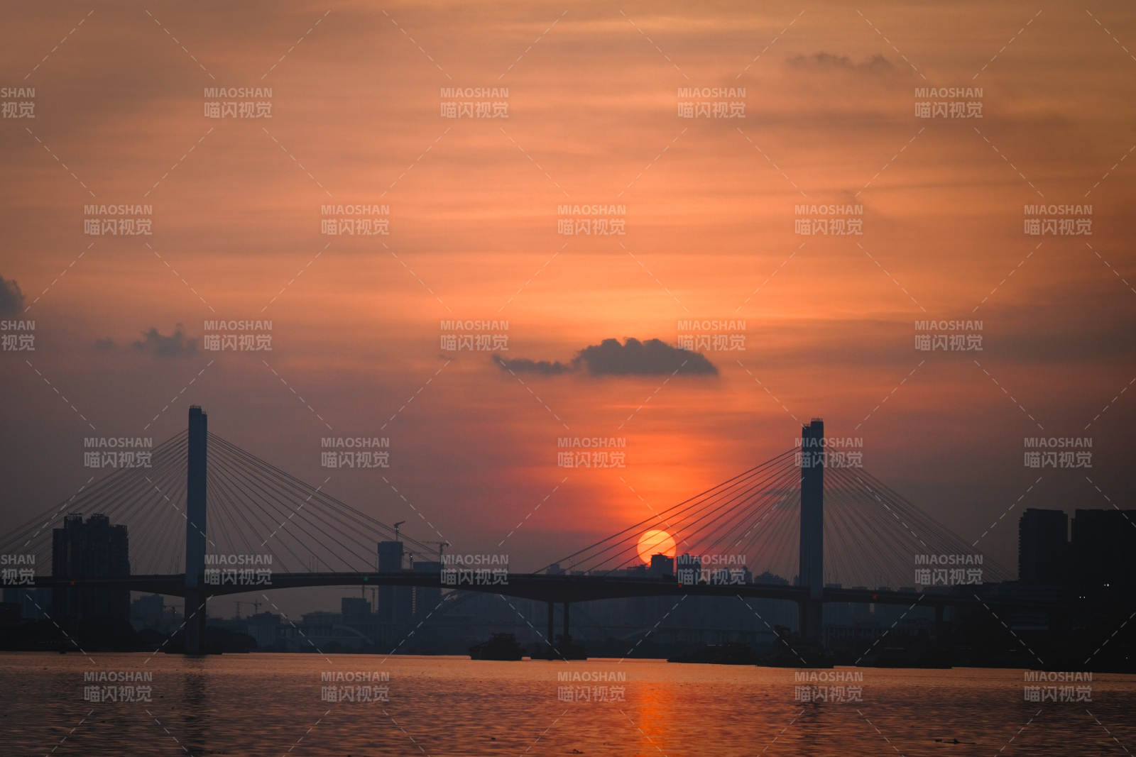 夕陽下的城市橋梁剪影 洛溪大橋