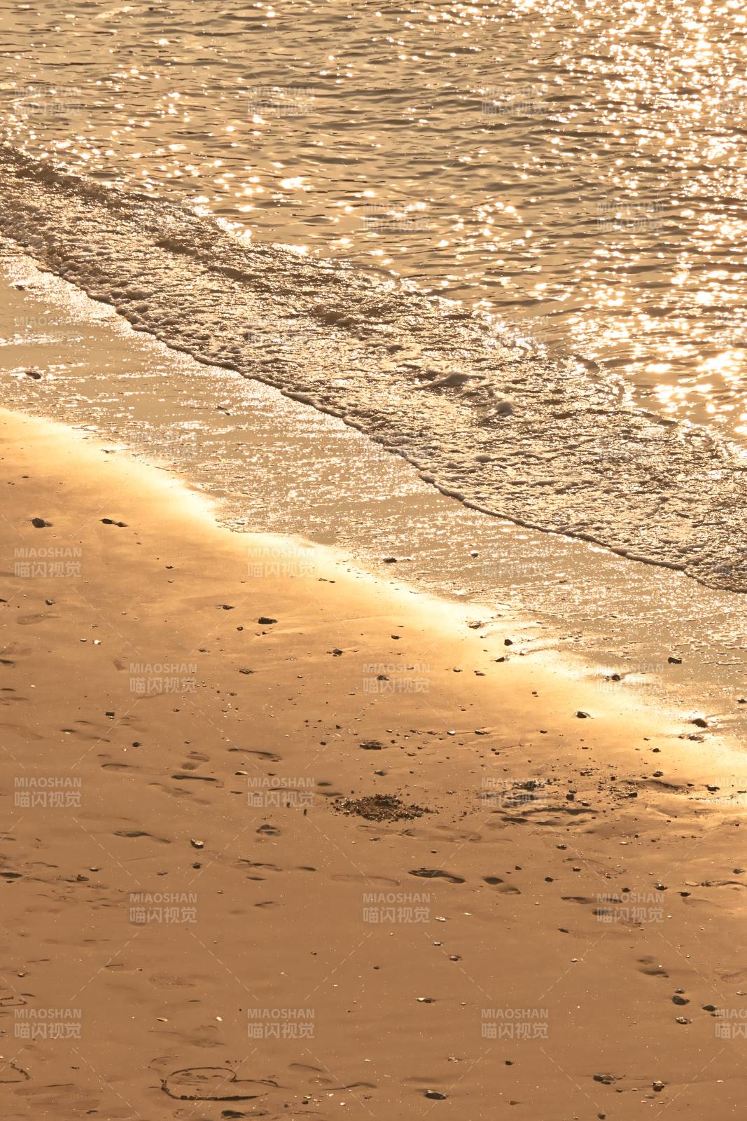 金色沙灘與海浪