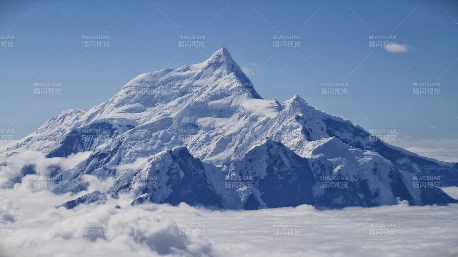 雪山之巔 云海繚繞