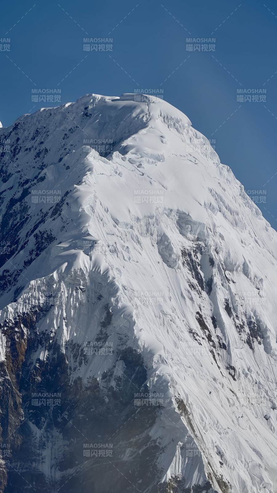 雪山之巔 藍(lán)天映襯