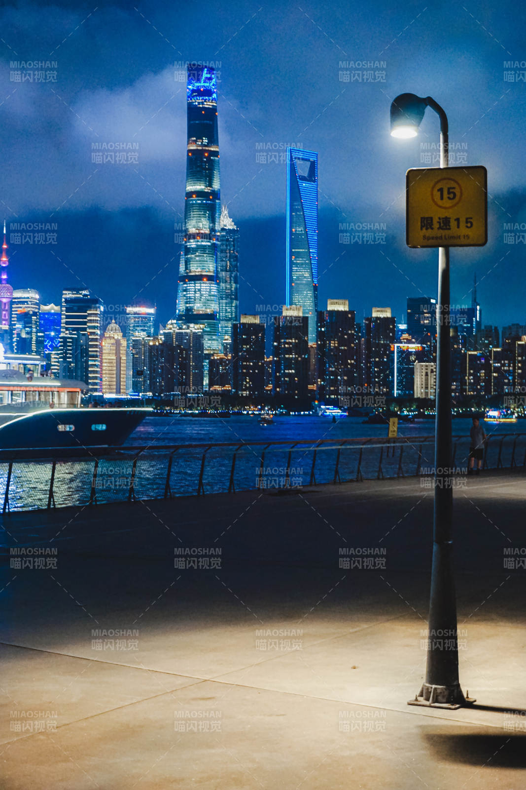 夜幕下的城市天際線