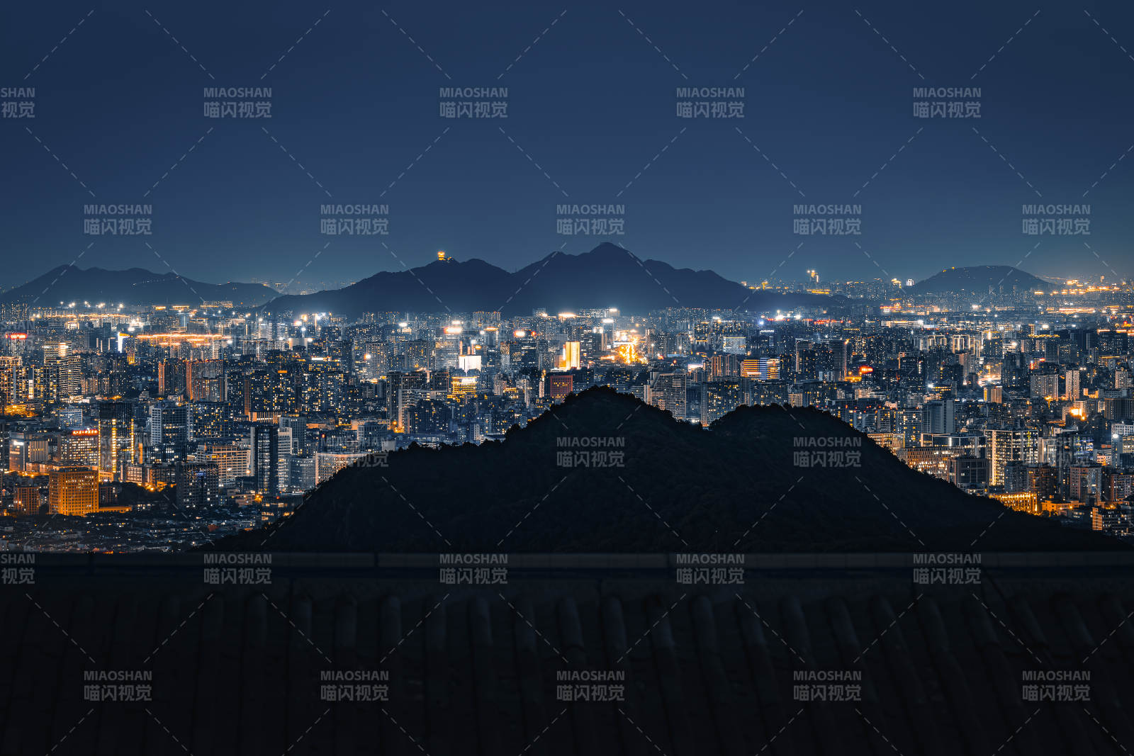 夜幕下的城市與山影  杭州北高峰