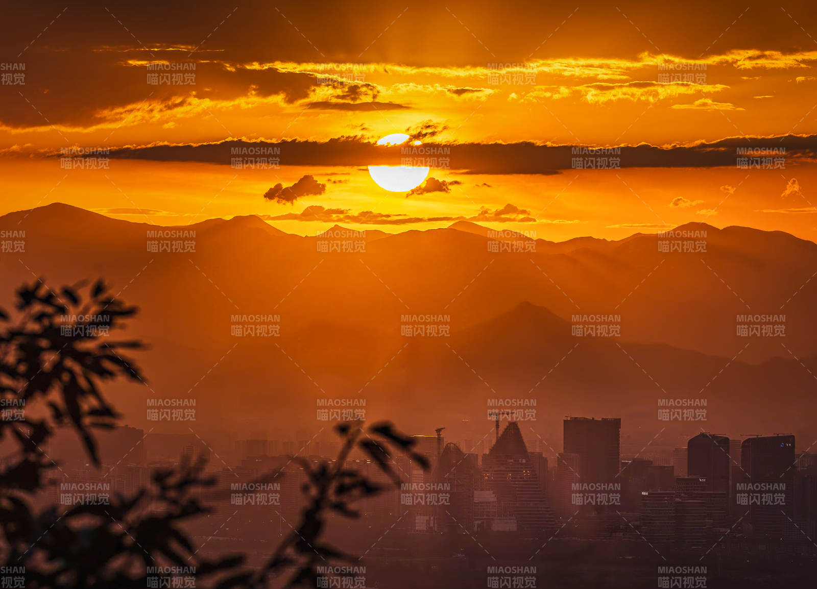 夕陽映照城市山景
