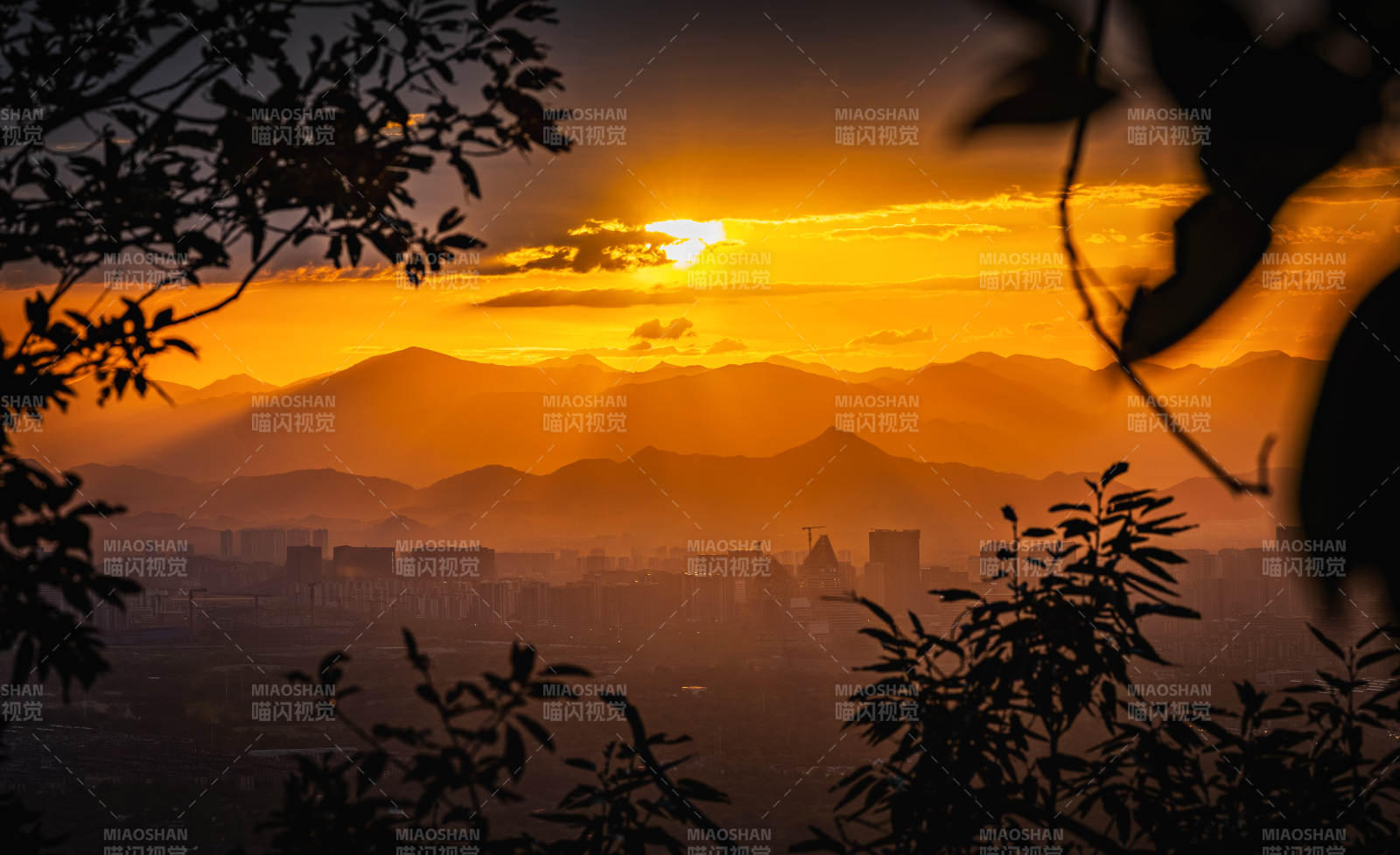 夕陽映照山城美景
