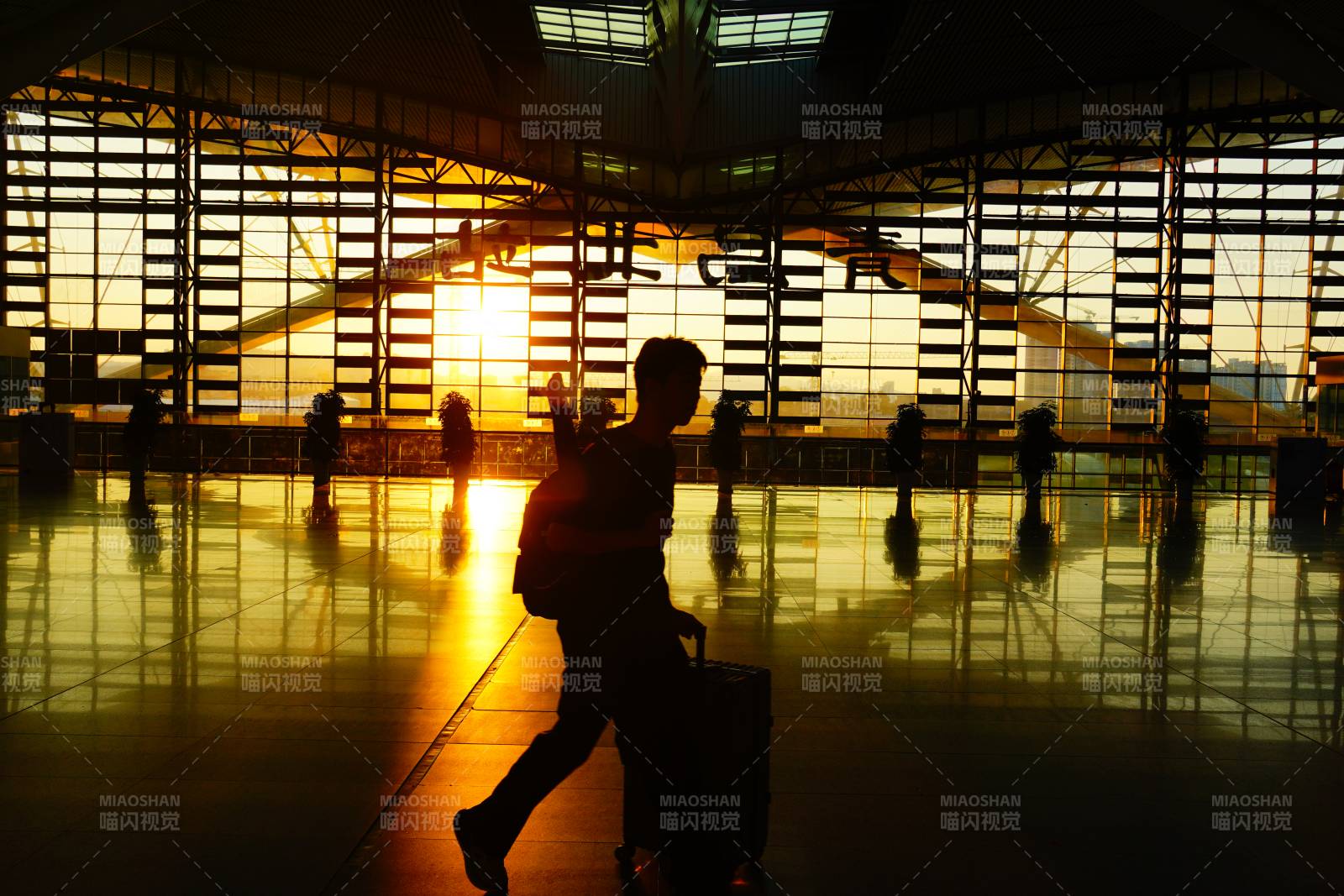 機場剪影 旅人與夕陽