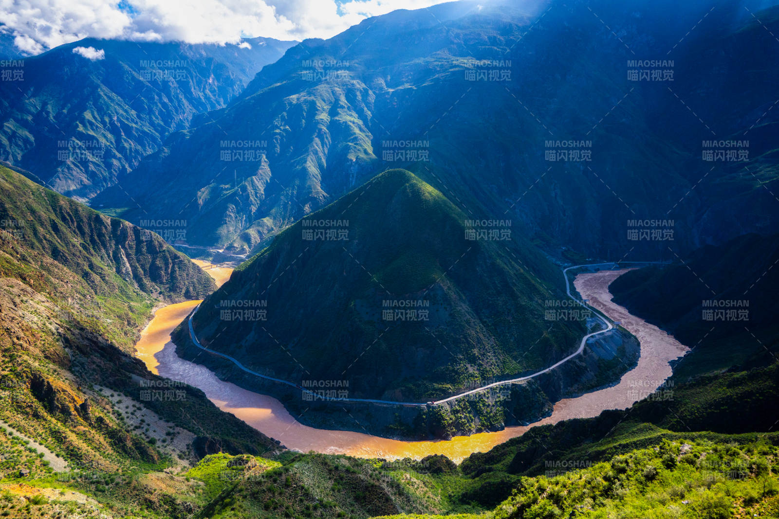 峽谷河流蜿蜒壯麗景色