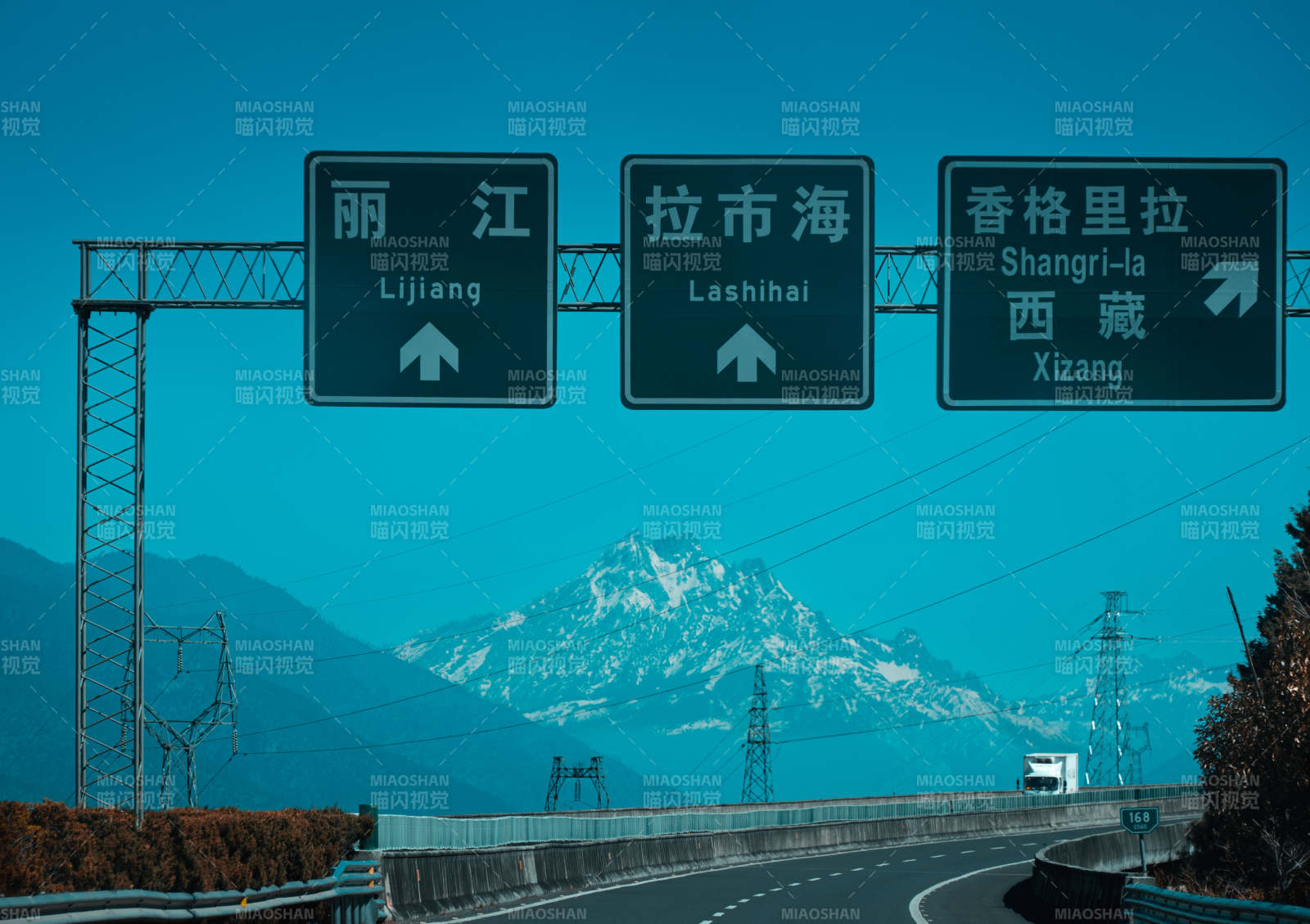 雪山下的公路指示牌