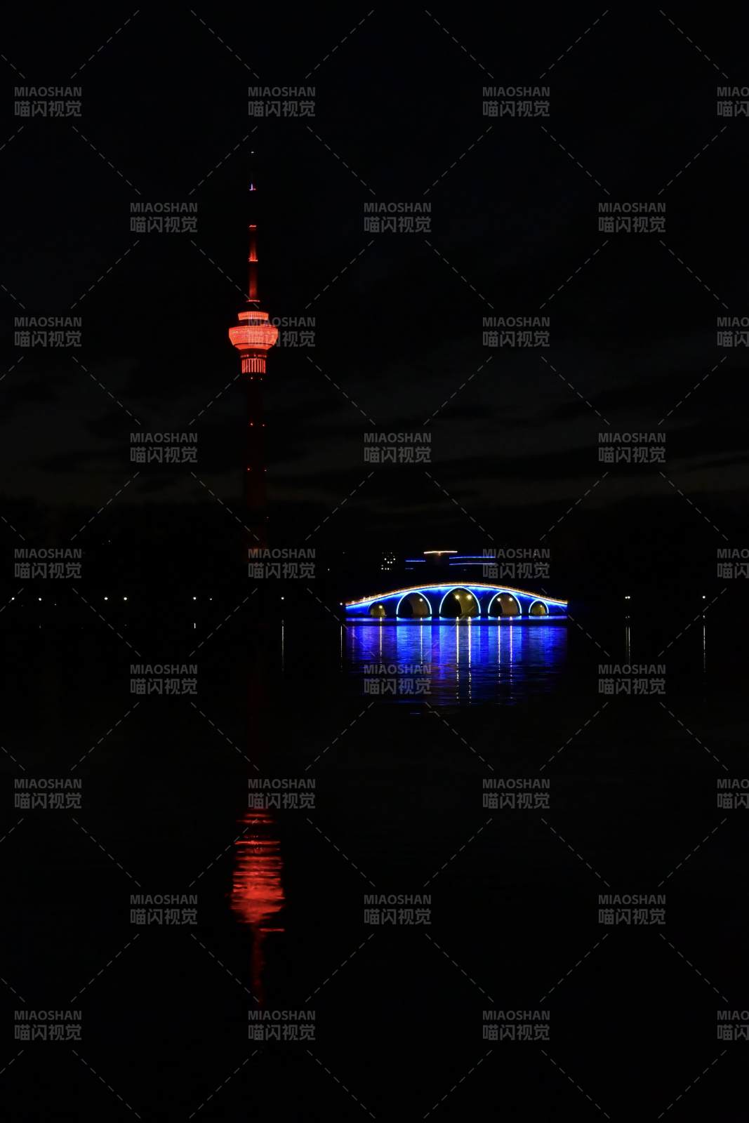 夜色中的塔與橋