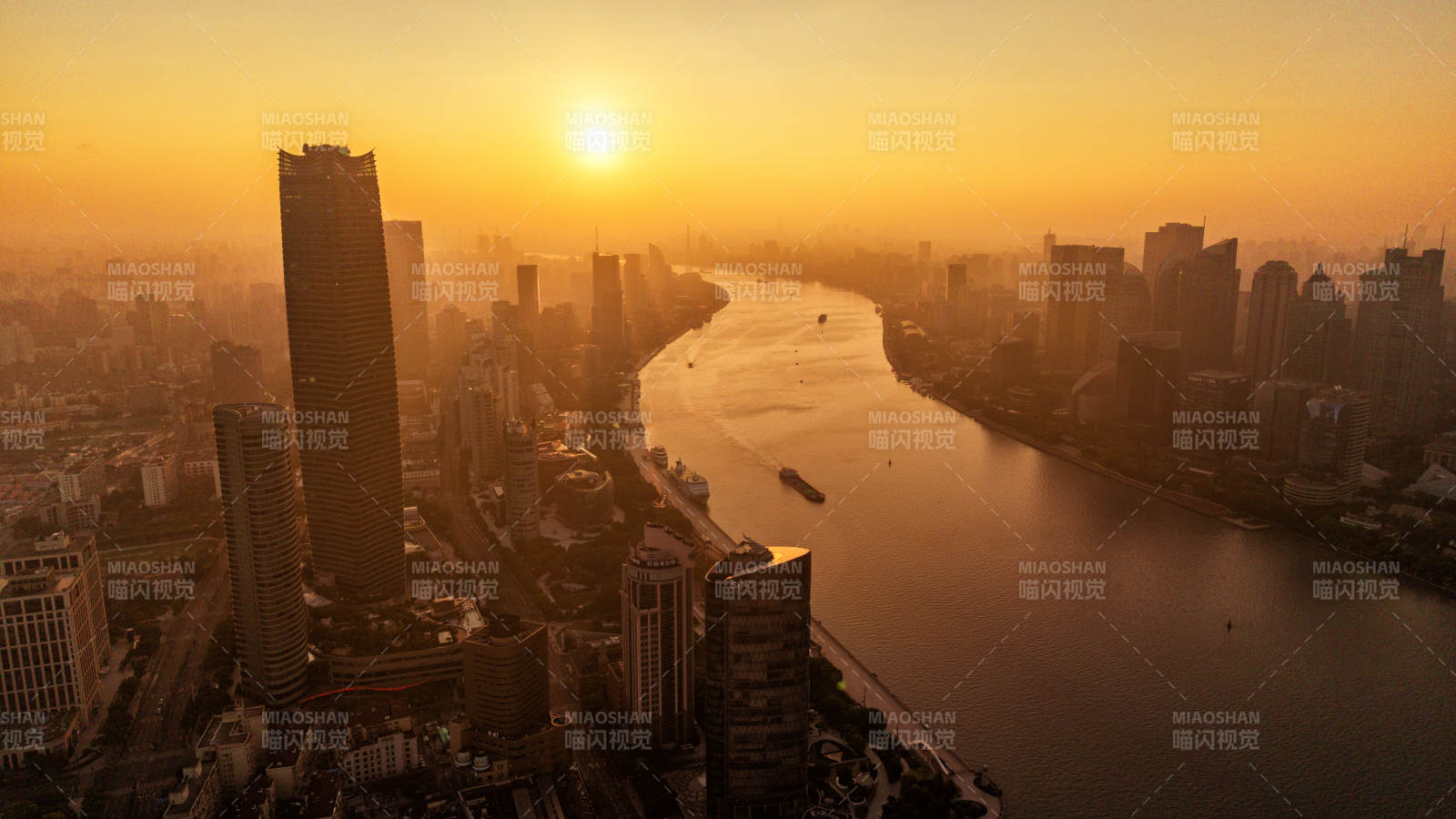 夕陽下的城市剪影