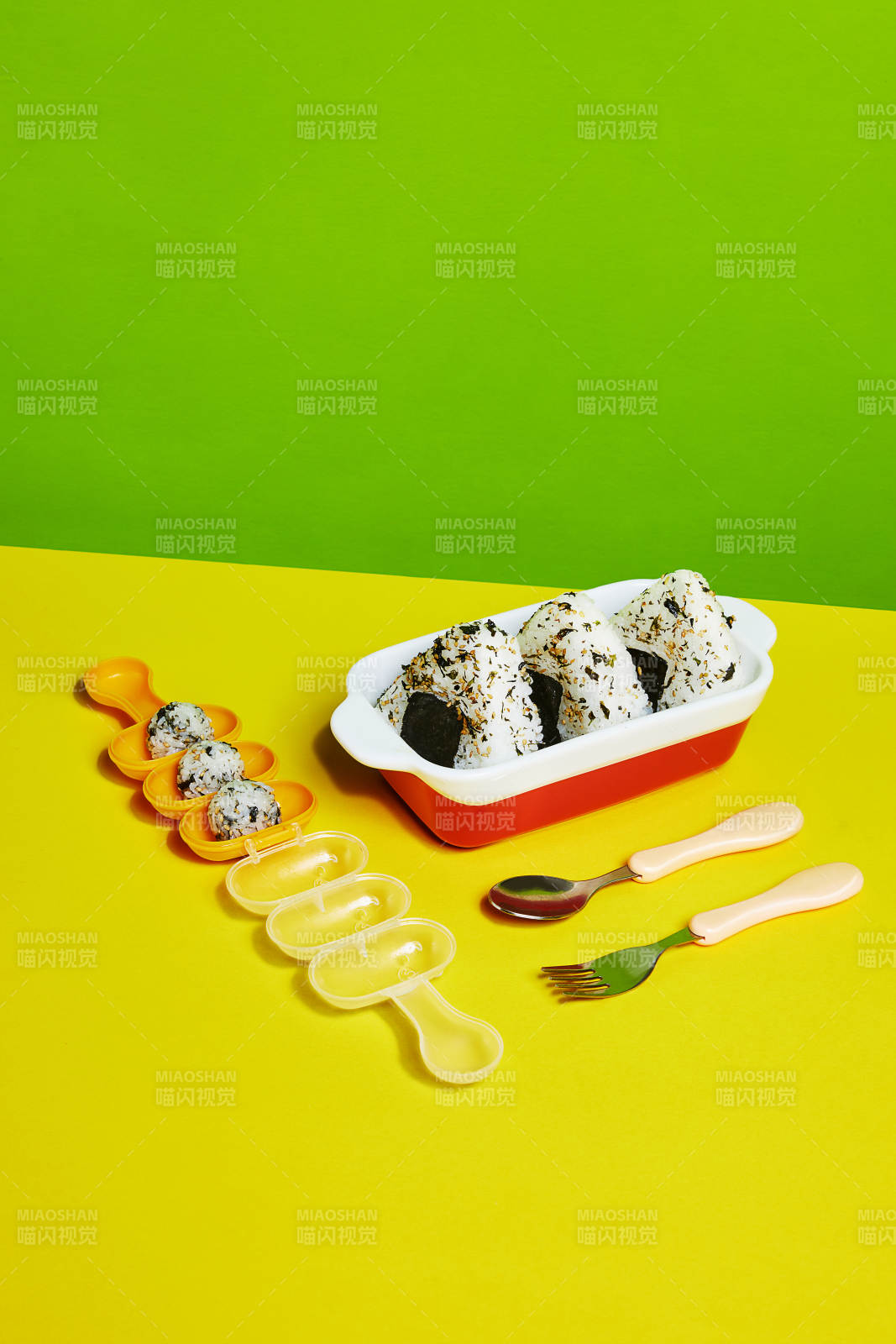 彩色餐具飯團組合