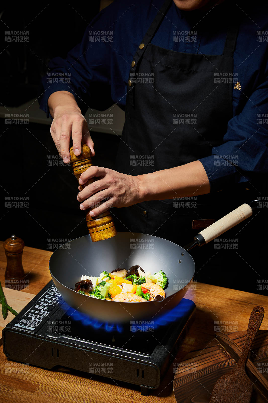 廚師烹飪 撒胡椒調味