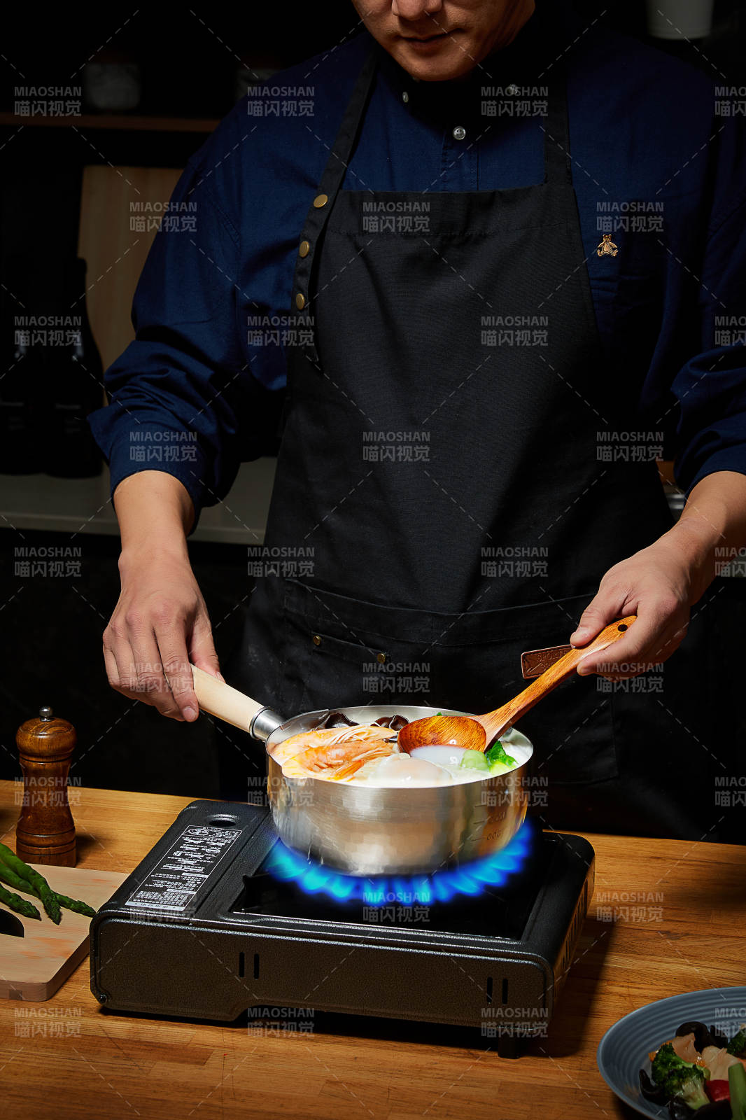 廚房烹飪 美味佳肴制作中