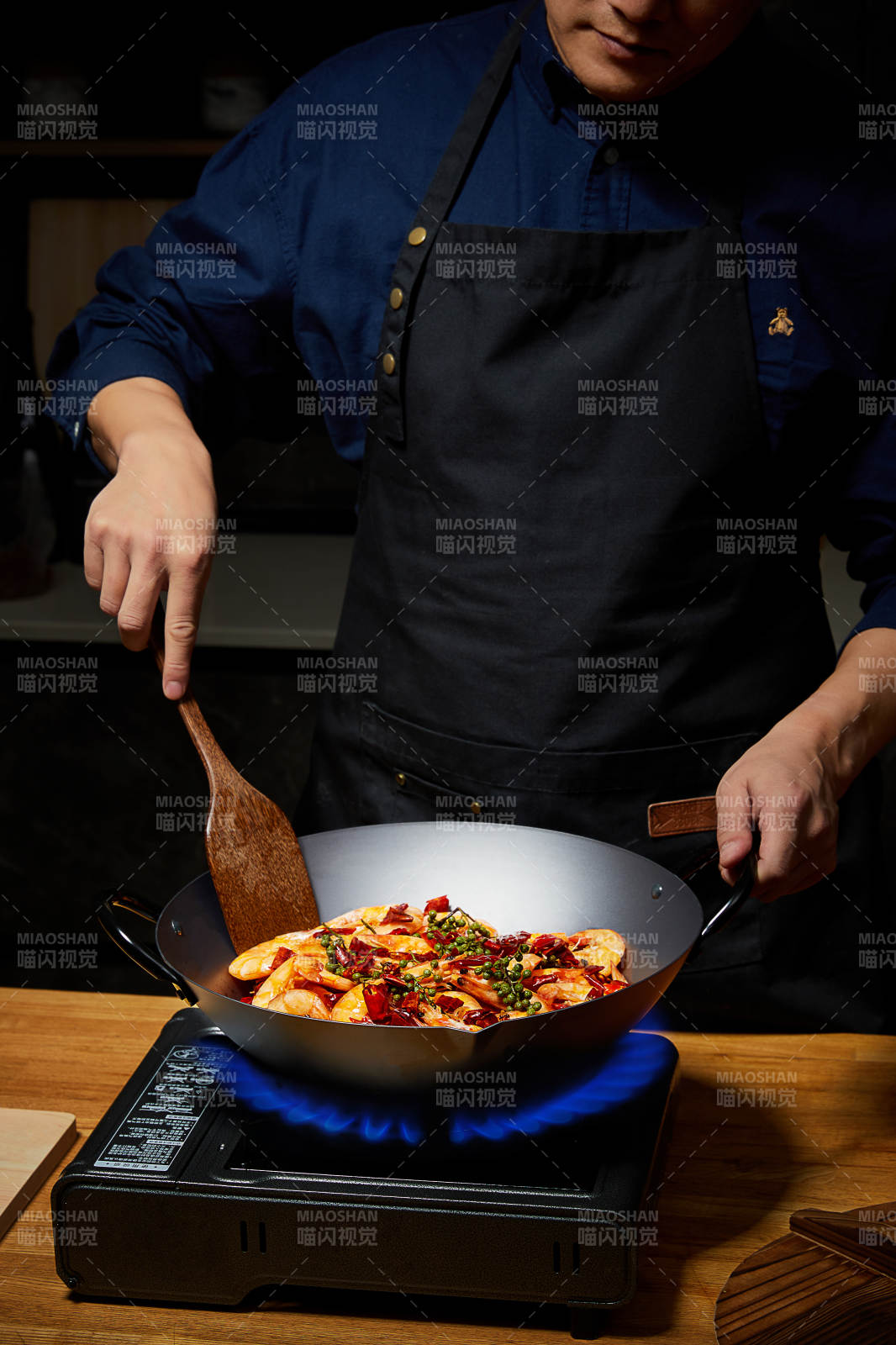 大廚烹飪美味佳肴