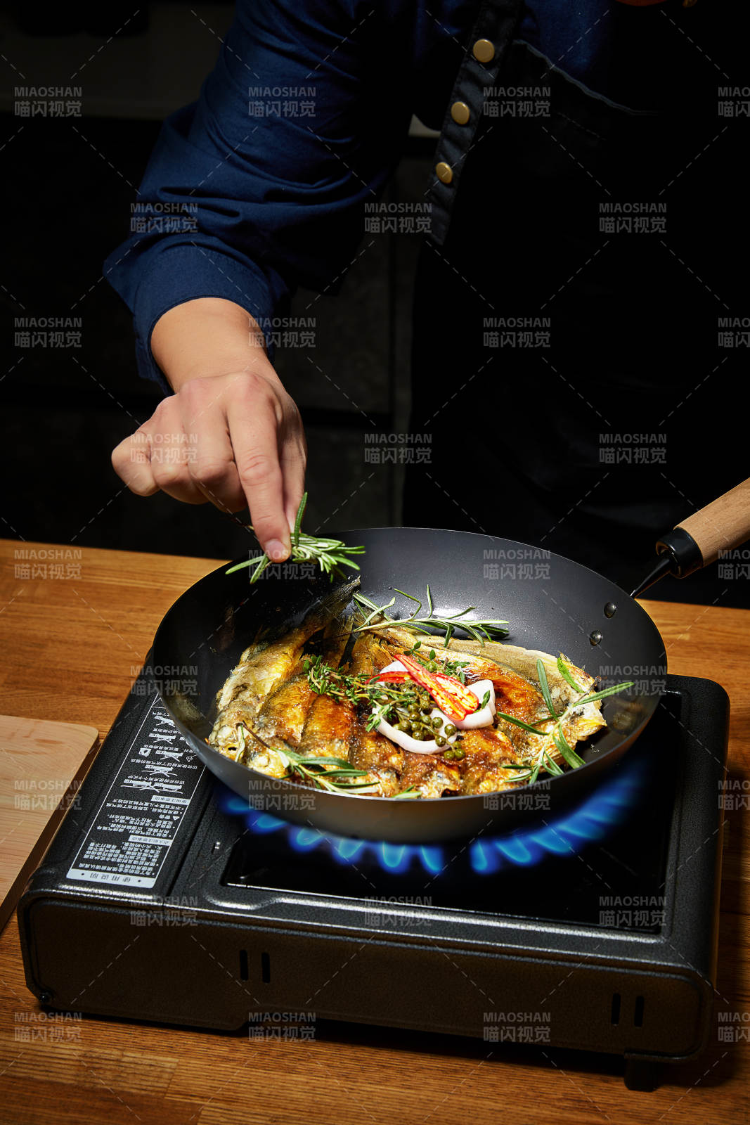 香煎魚(yú)料理 點(diǎn)綴迷迭香