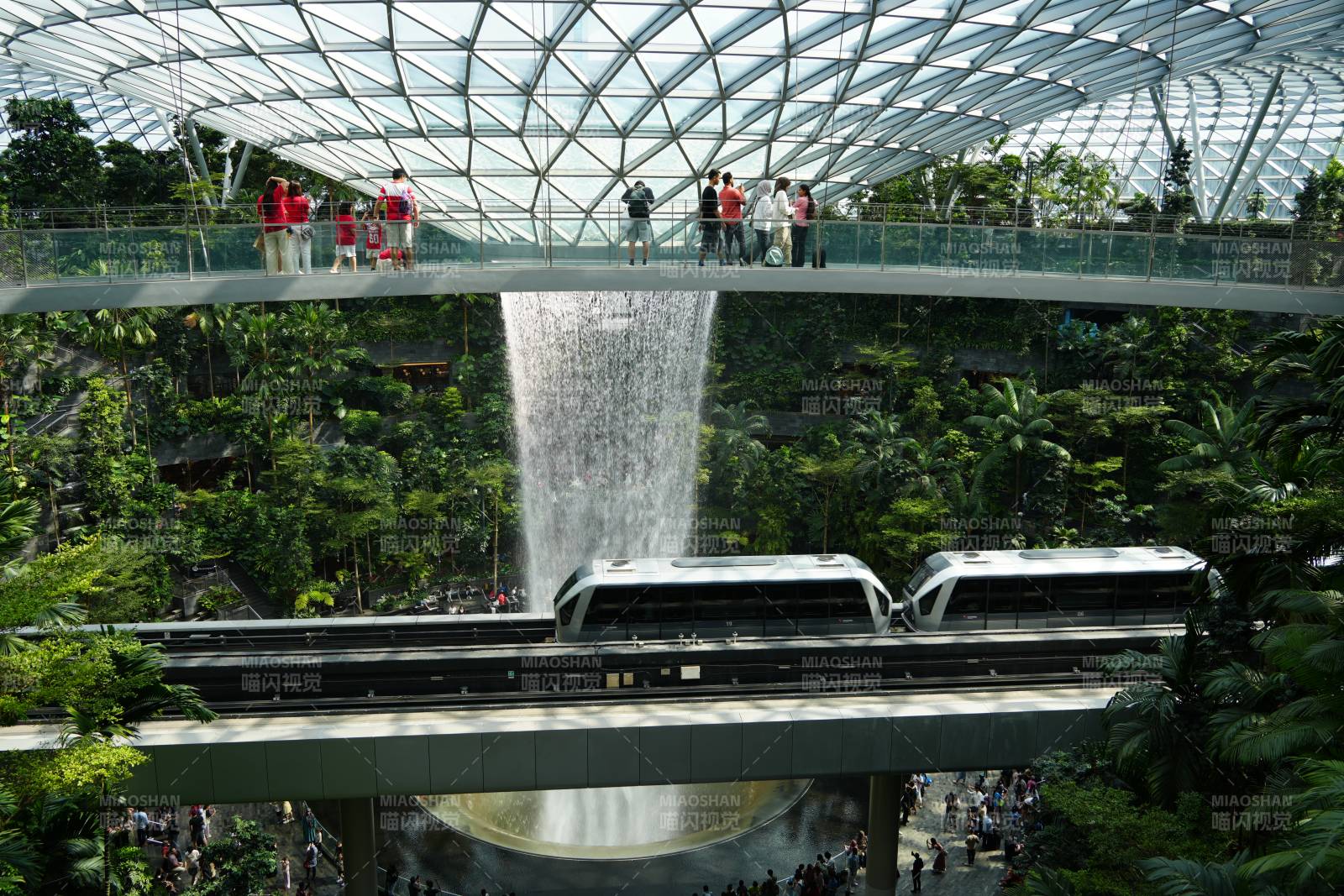 新加坡樟宜機(jī)場(chǎng)室內(nèi)瀑布與空中步道