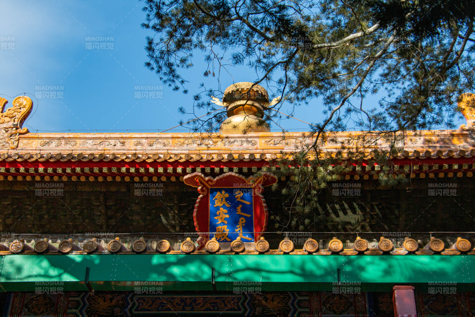 古建筑的華麗屋檐與藍(lán)天