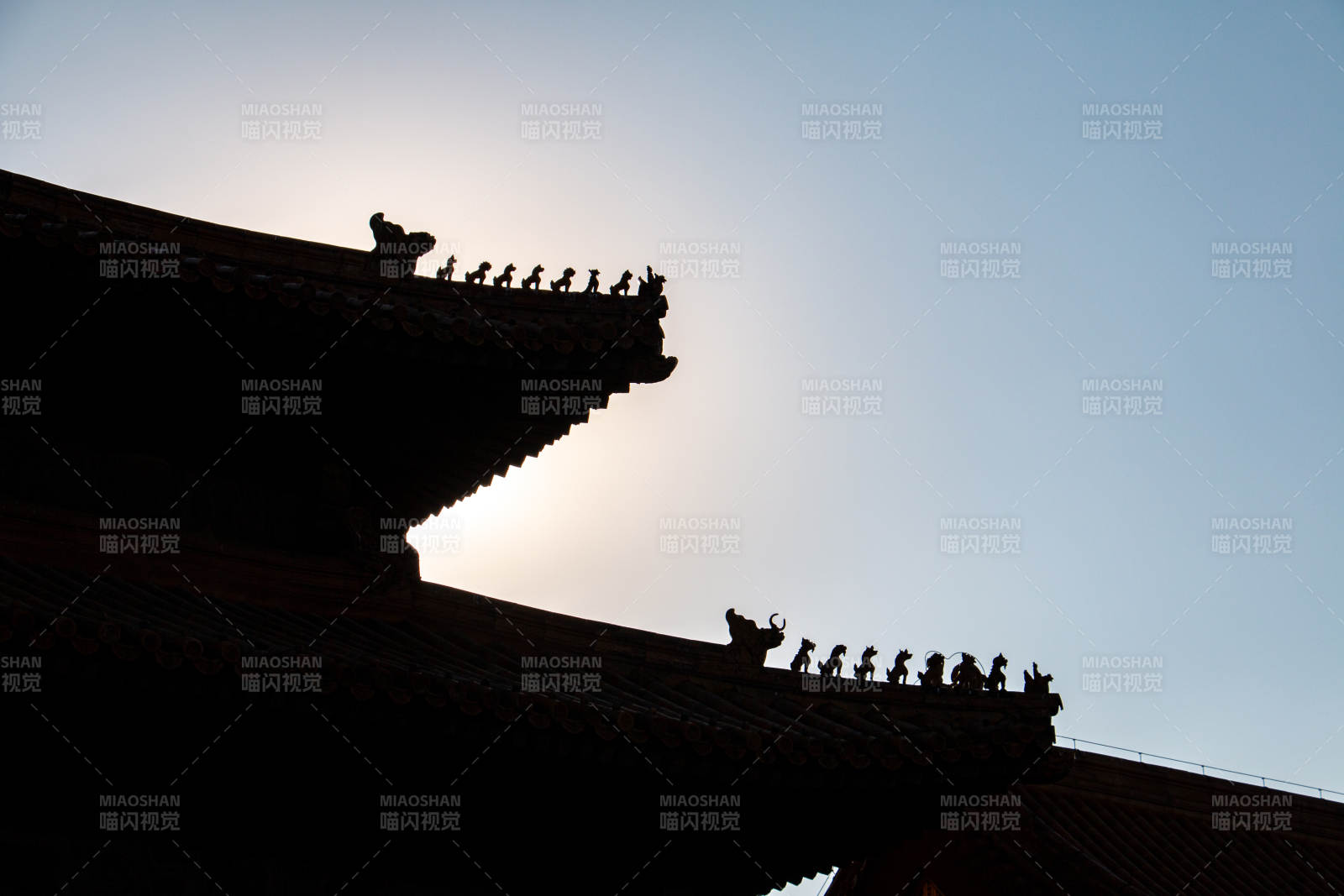 古建筑剪影与夕阳