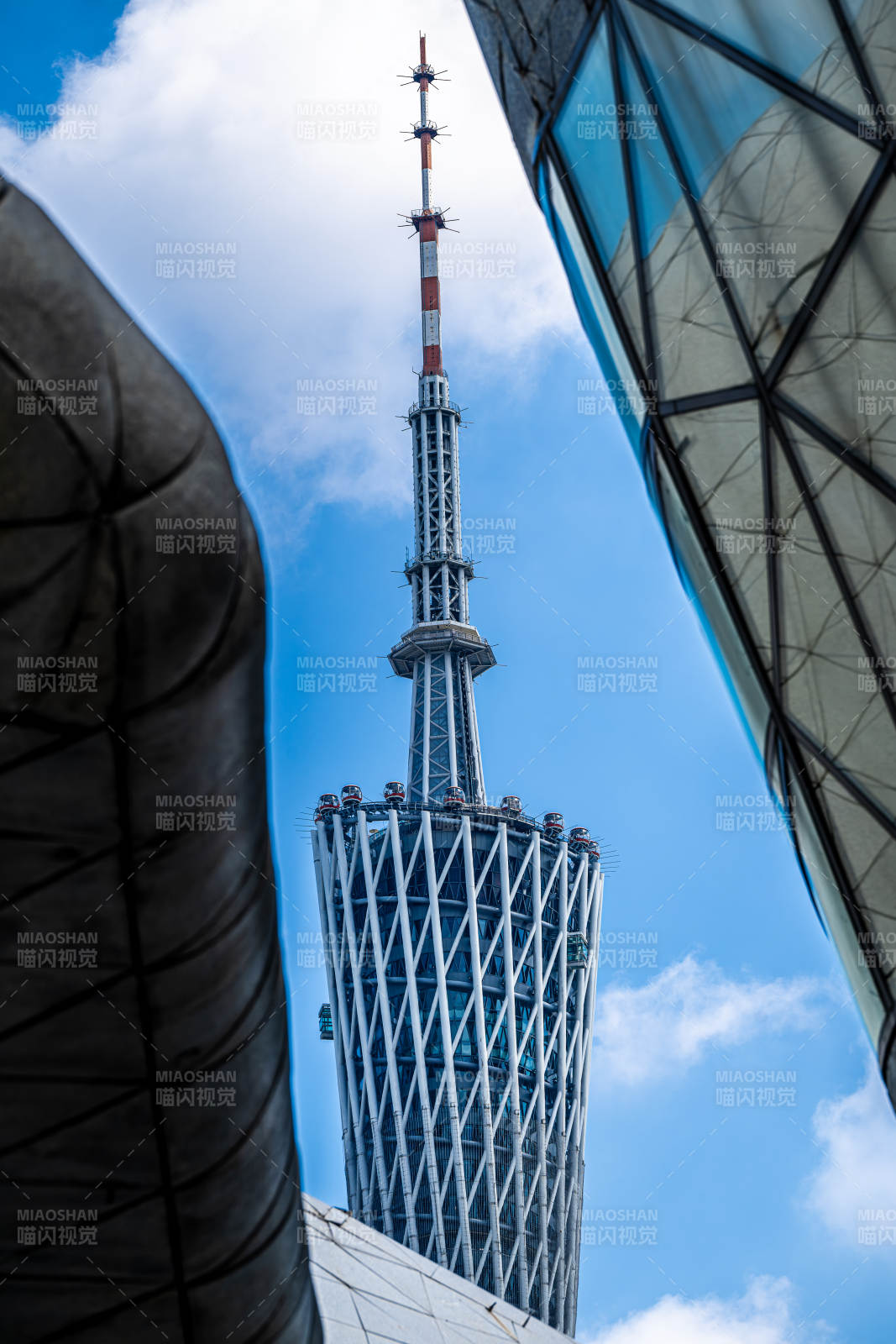 廣州塔與現(xiàn)代建筑相映成趣