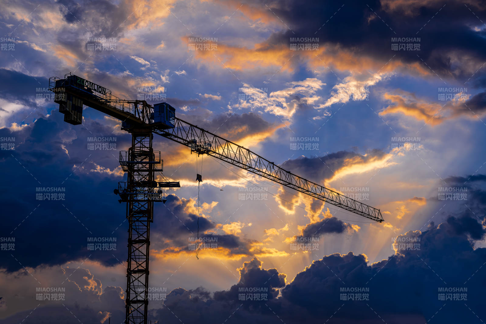 夕陽下的建筑起重機