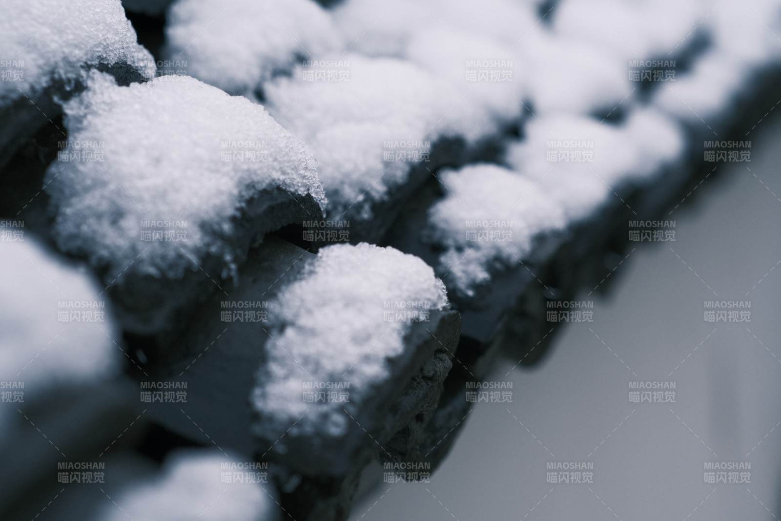 雪覆瓦片 冬日靜謐
