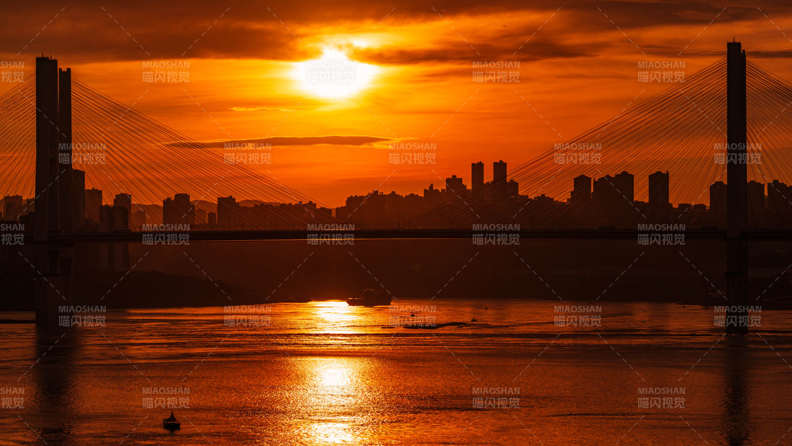 重慶 夕陽映橋 城市剪影