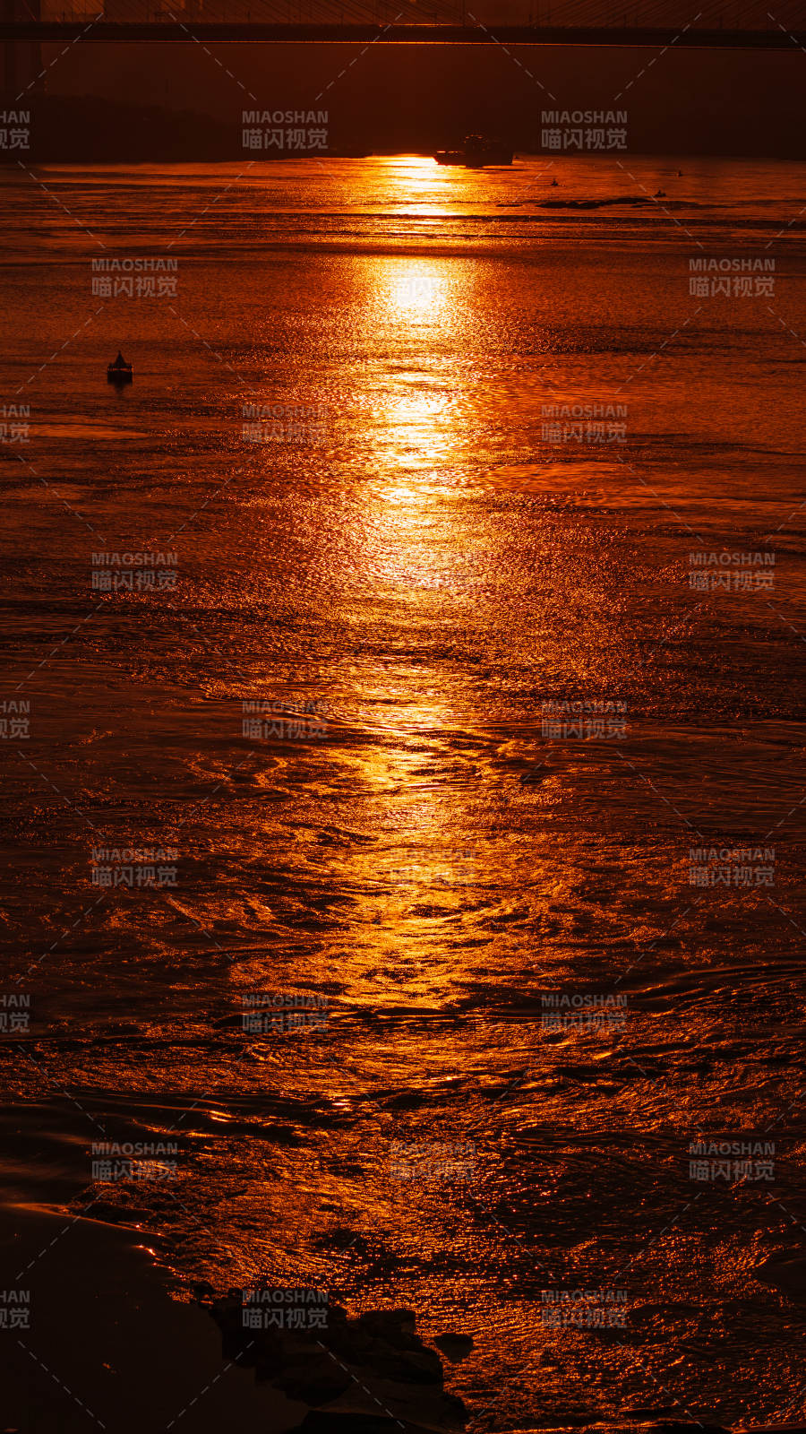 夕陽映水 波光粼粼