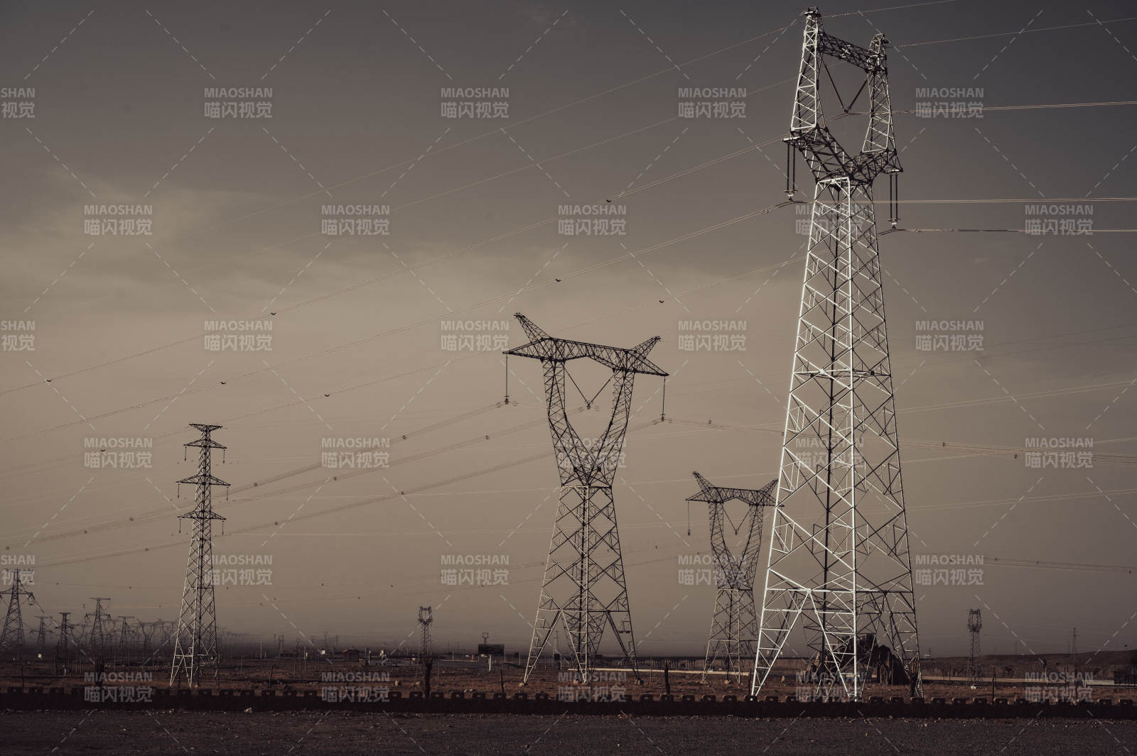 高壓電塔與電線網(wǎng)景