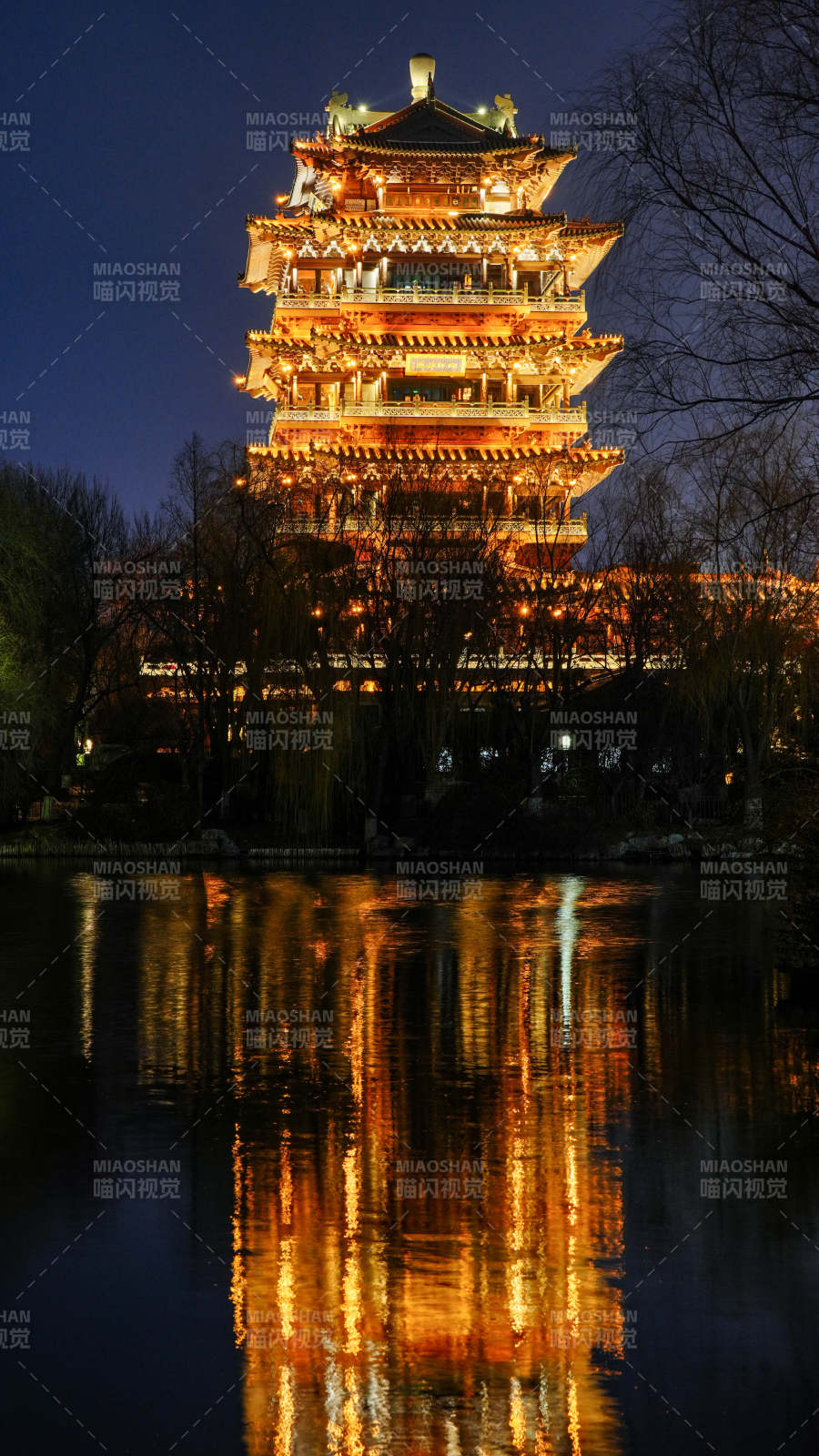 濟(jì)南大明湖超然樓夜色中的古塔倒影