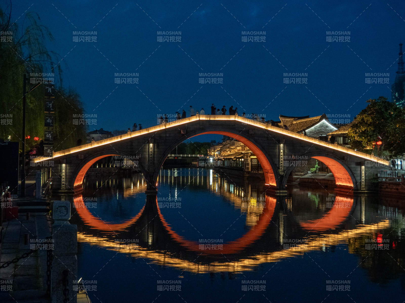 嘉興月河歷史文化街區 夜色中的古橋倒影