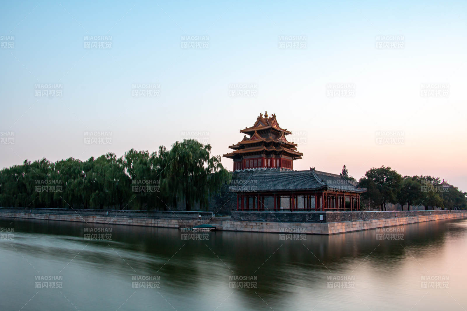 故宮角樓倒映水中景