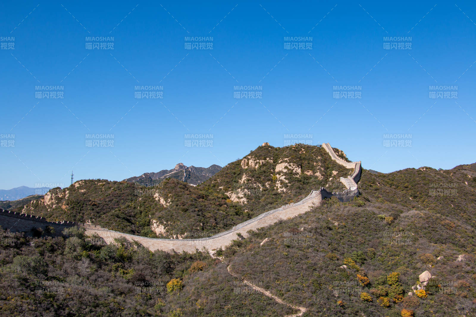 長城蜿蜒山間秋景美