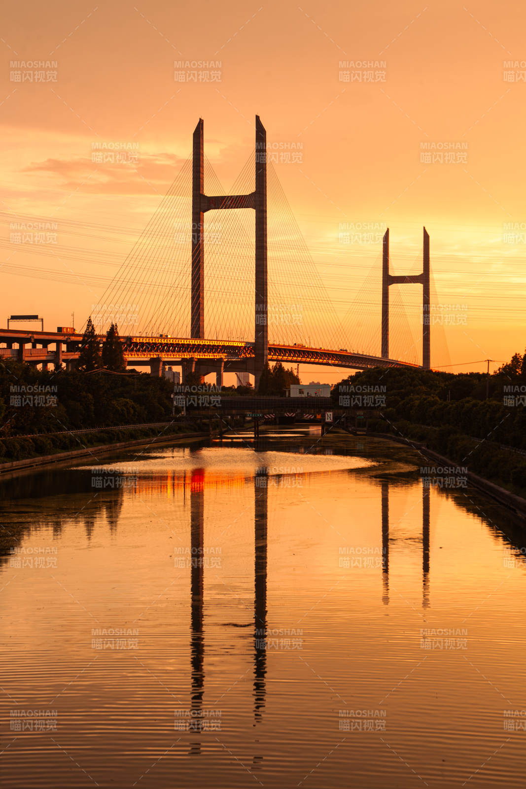 夕陽(yáng)下的大橋倒影