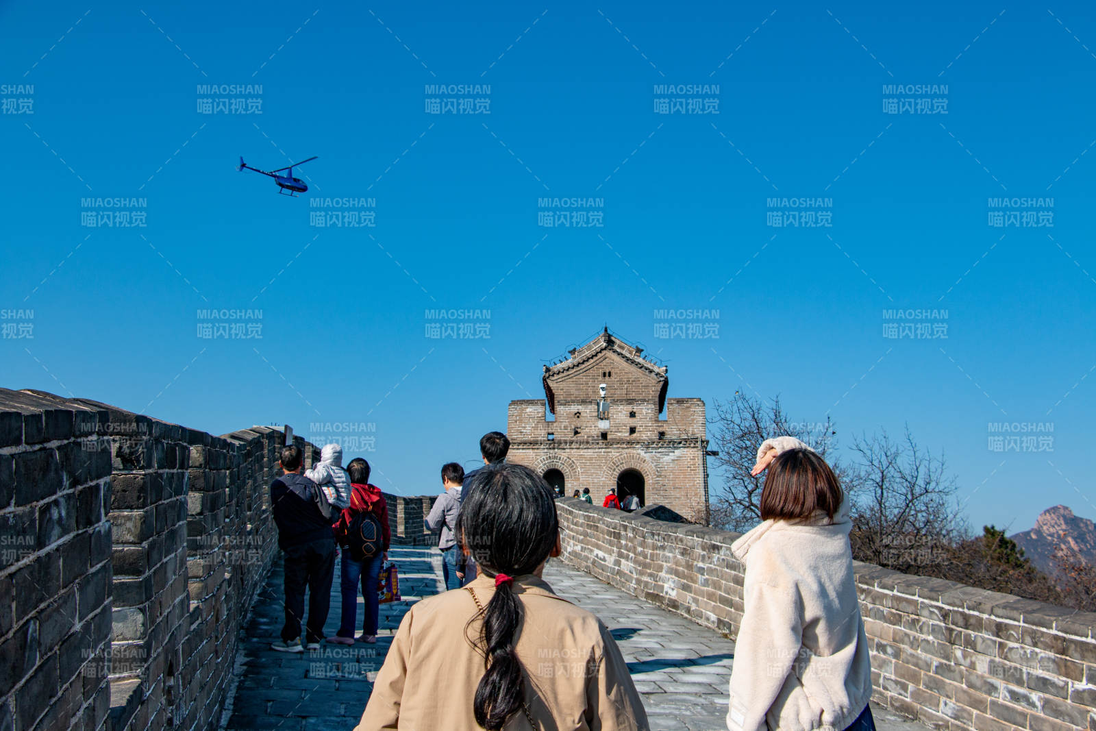 長城上空的直升機