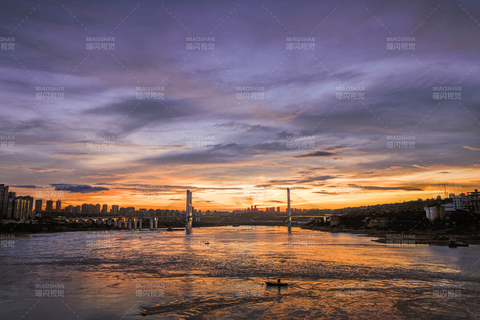 重慶夕陽下的城市剪影