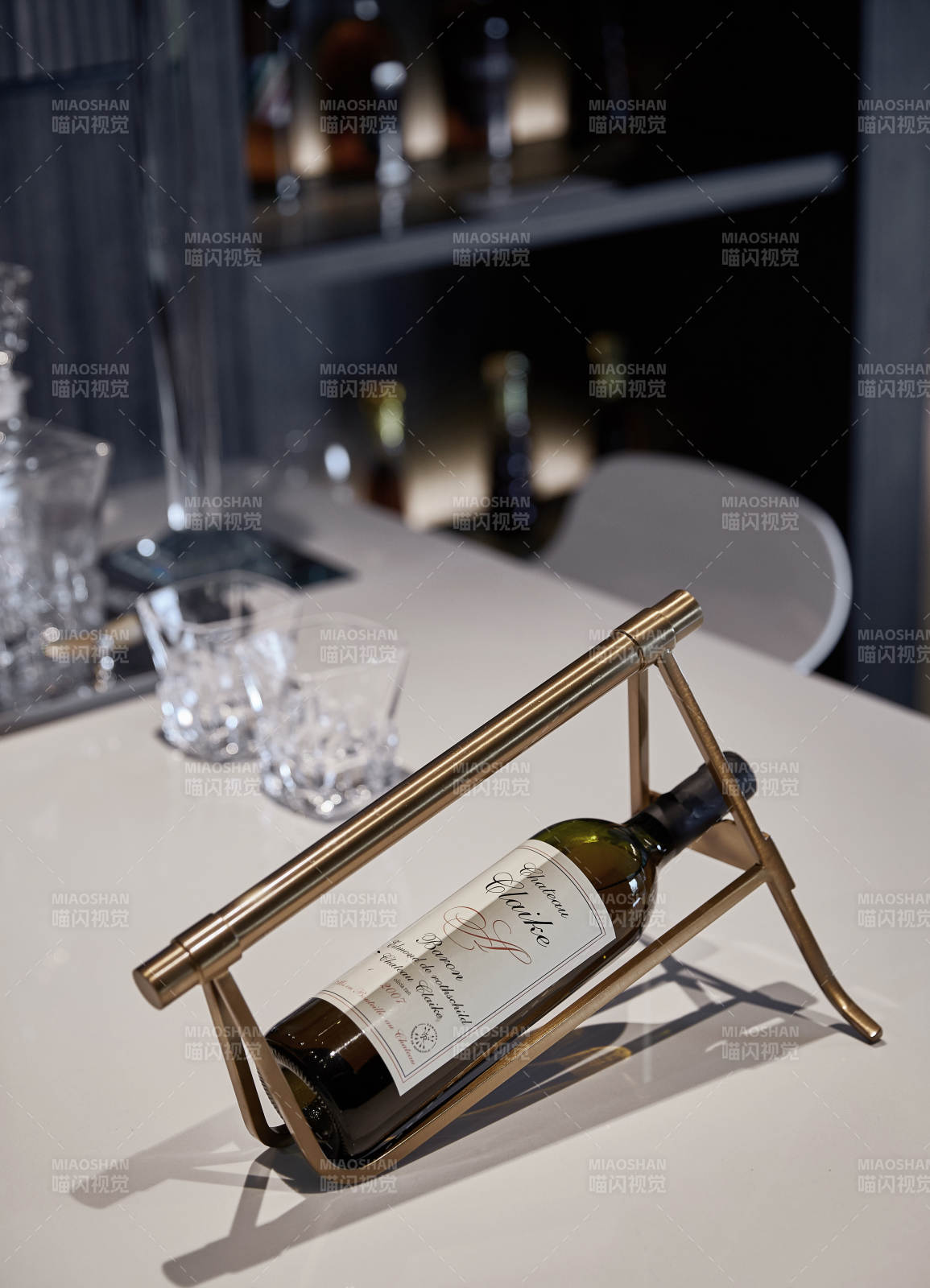 金色酒架上的優雅時光