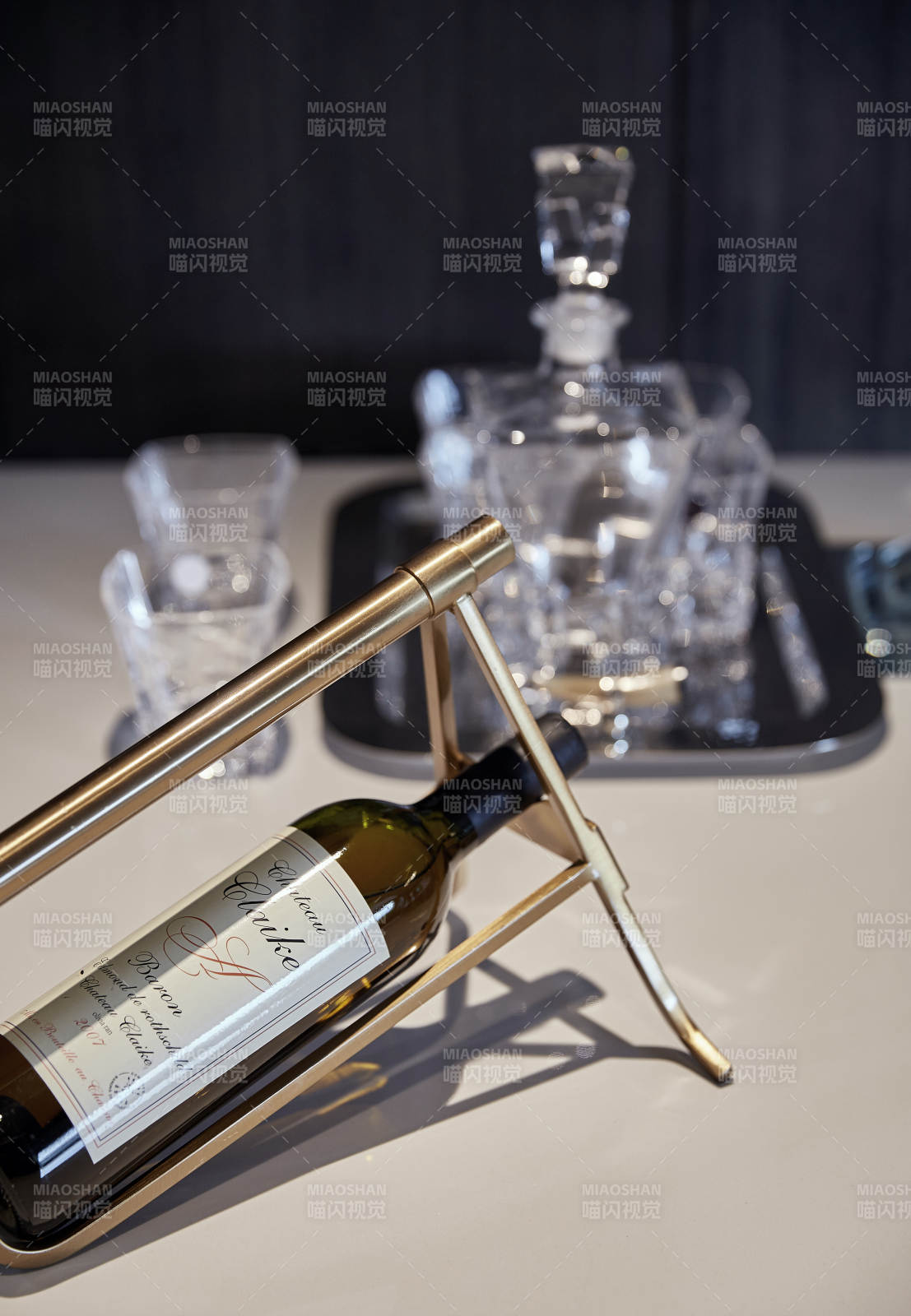 金色酒架與水晶醒酒器