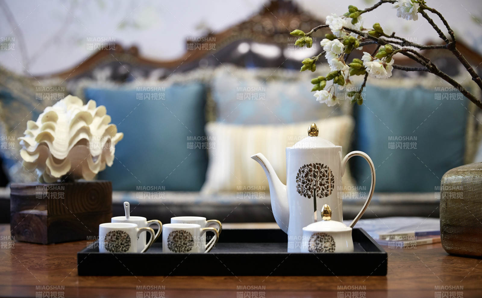雅致茶具與花枝點(diǎn)綴