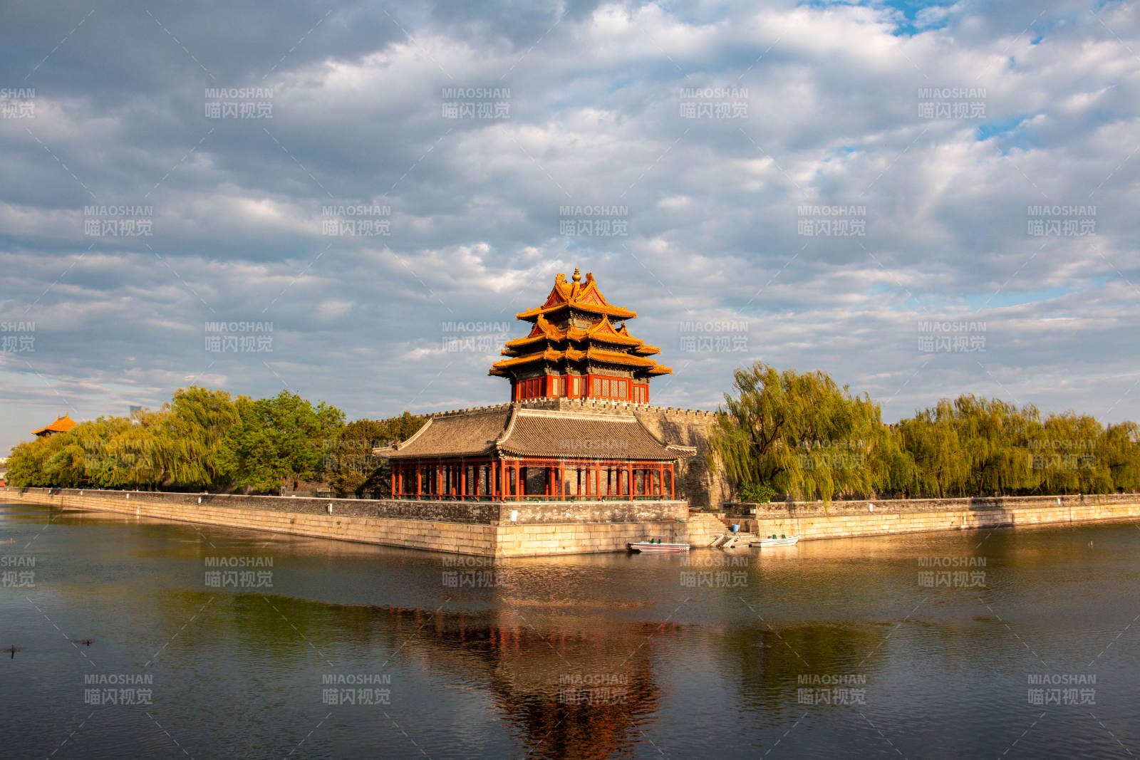 故宮角樓倒影湖中景