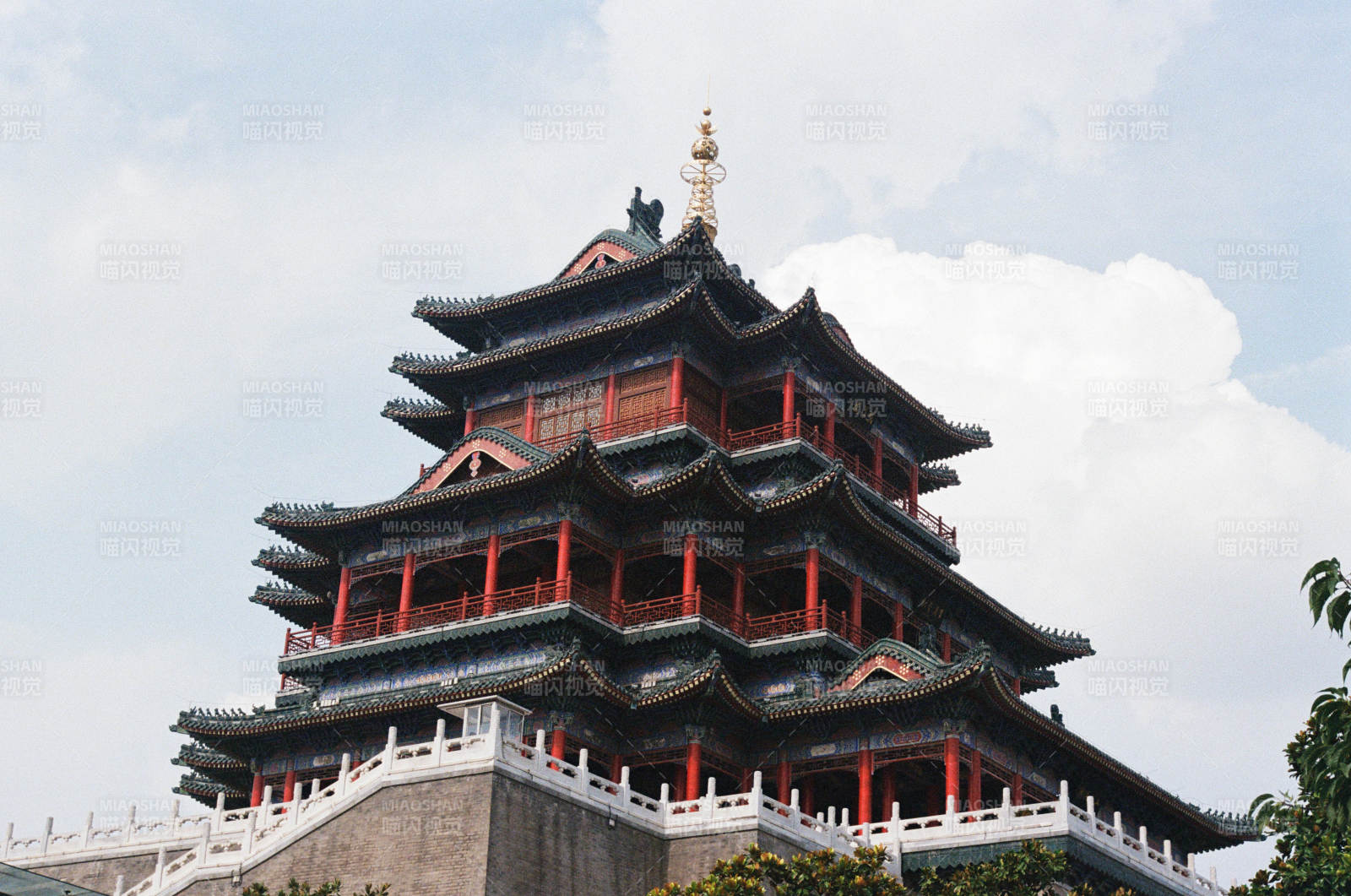 古塔巍峨 云天相映