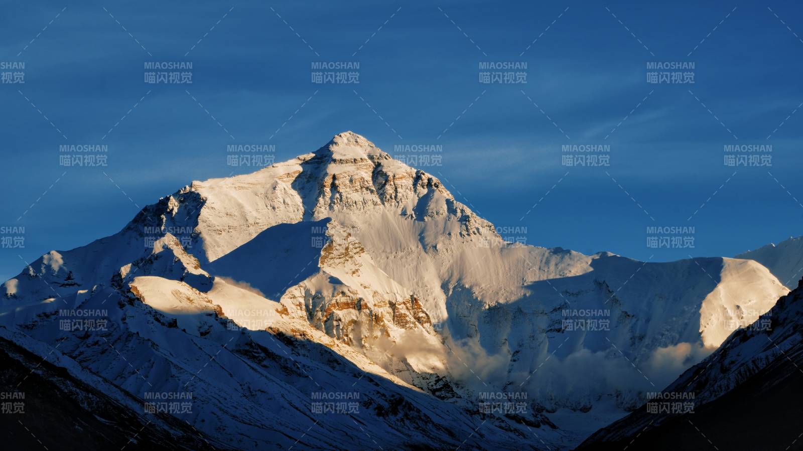 雪山之巔 藍天映襯