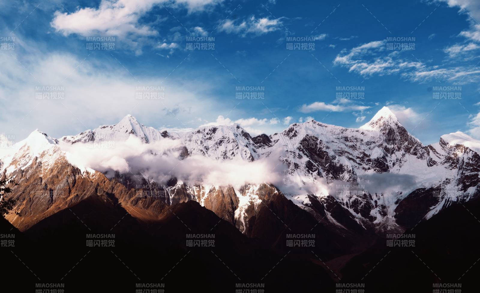 雪山云海 壯麗景色