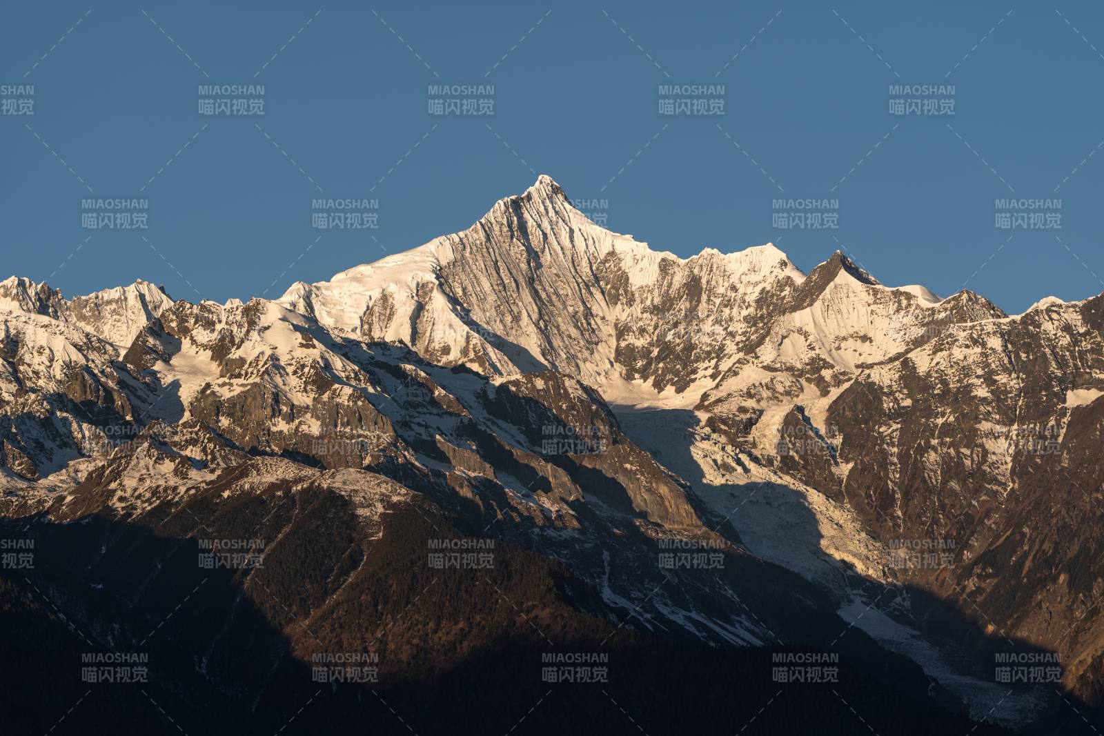 云南梅里雪山卡瓦格博