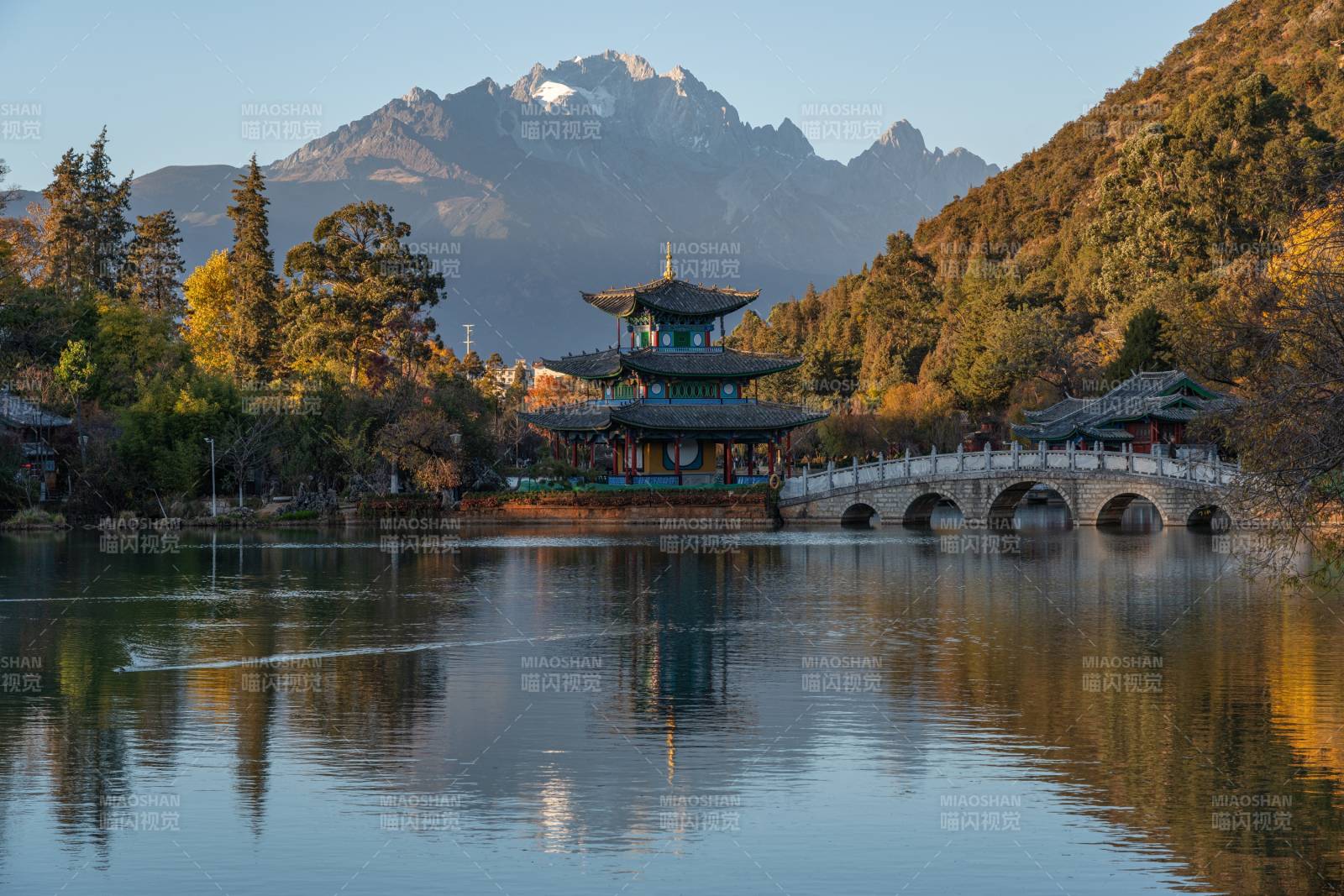 玉龍雪山下的寧靜湖景