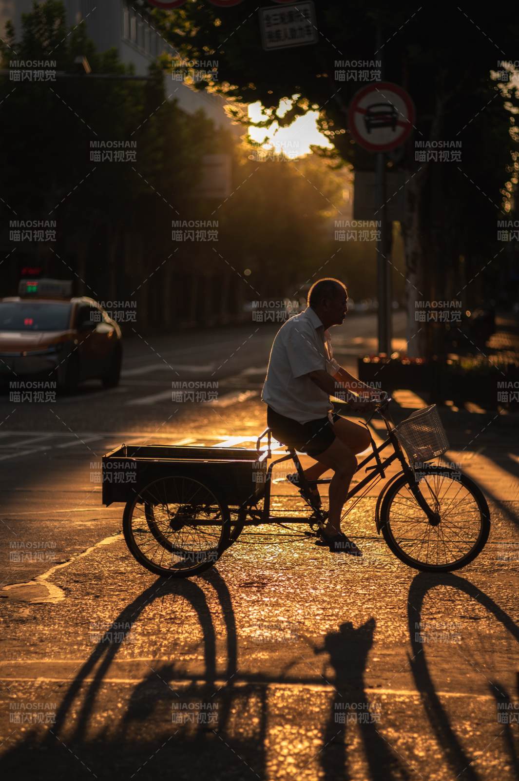 夕陽下的三輪車影
