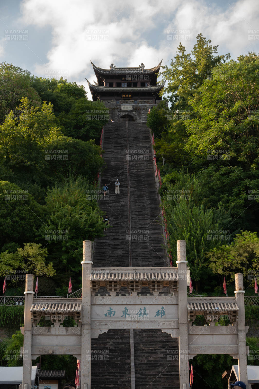 古塔階梯 綠樹環繞