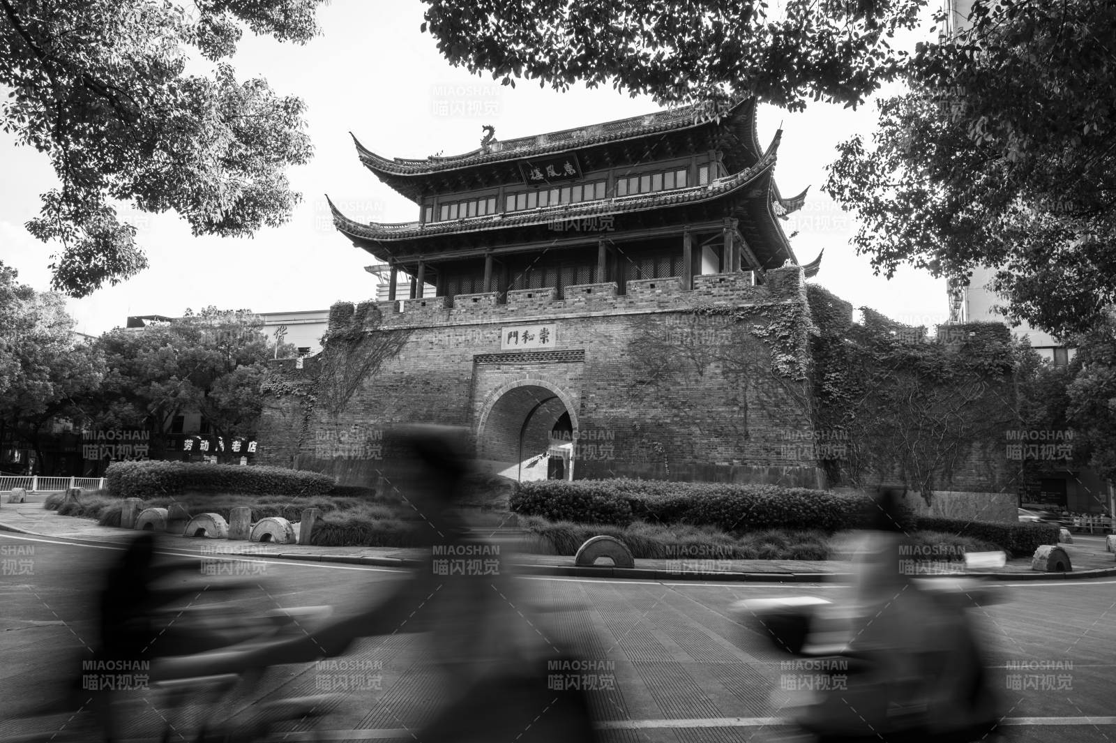 古城墻下的繁忙街景