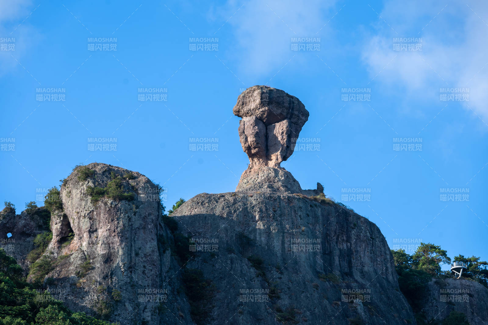 奇石山峰 藍天映襯